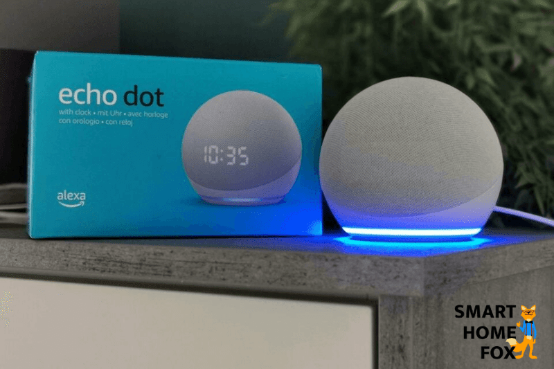 Amazon Alexa Echo Dot steht auf einem Tisch